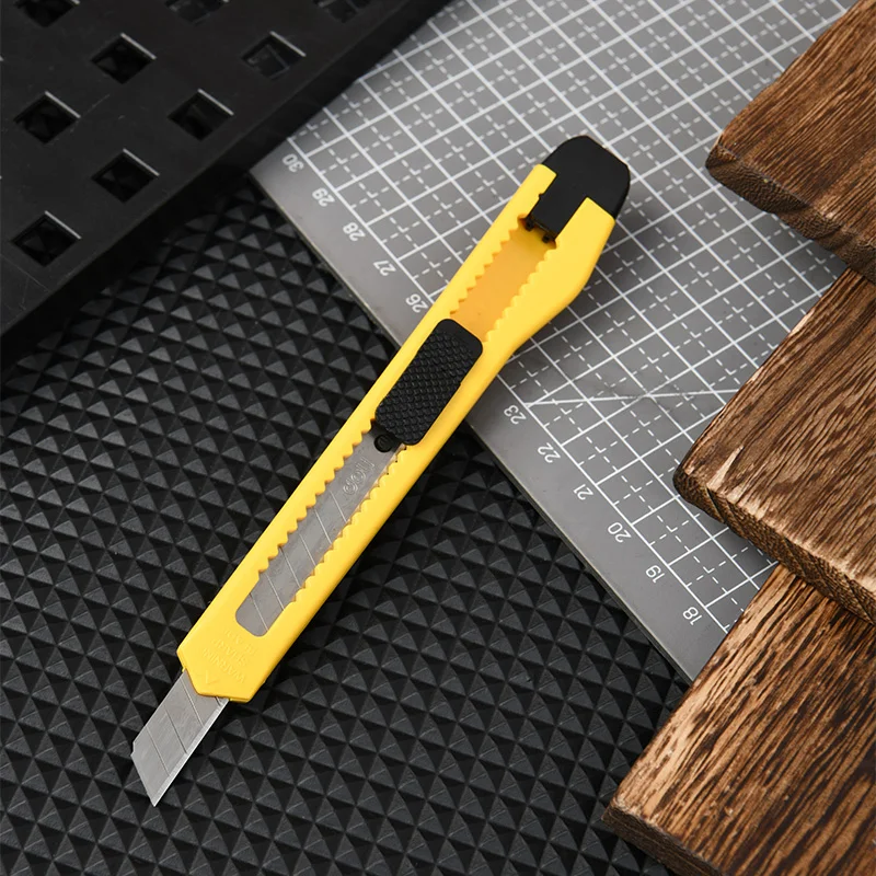 Cutter DELI, 9 mm