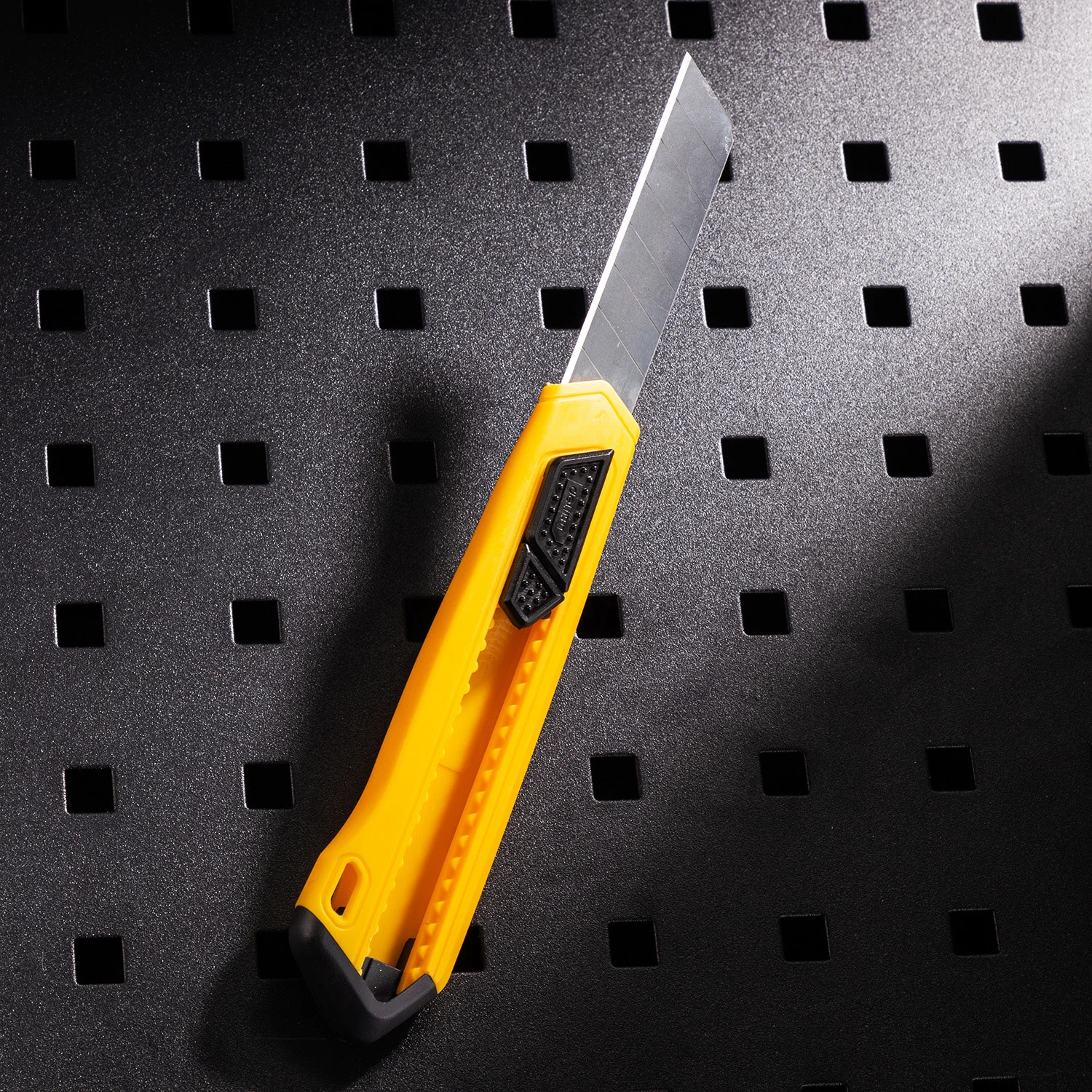 Cutter DELI, 18 mm